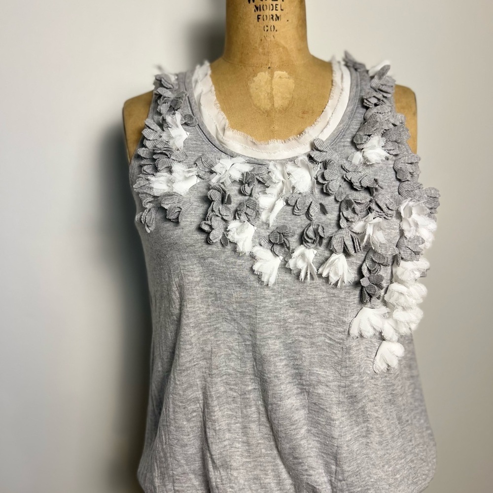 Anthropologie adorable gray knit bubble tank with floral details XS